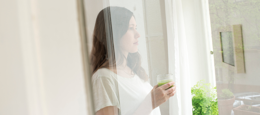 Moringa als Energiebooster 4 The Essence of Africa Frau mit Moringa Smoothie in der Hand